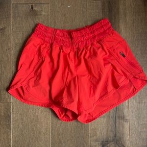 Lululemon Tracker Short in Size 4